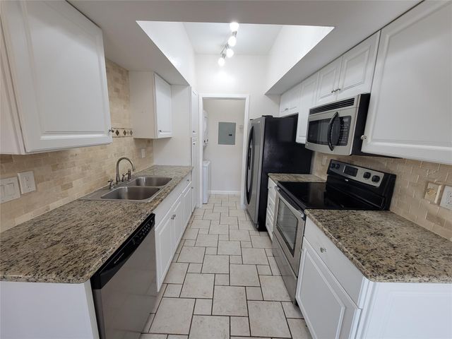 2025 Augusta Drive 303, Houston, TX 77057