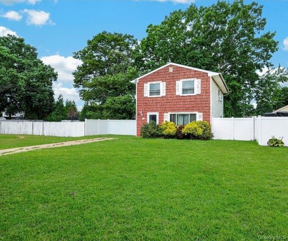 60 Lincoln Avenue, Deer Park, NY 11729