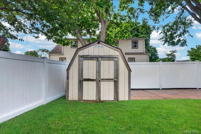 60 Lincoln Avenue, Deer Park, NY 11729