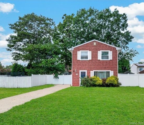 60 Lincoln Avenue, Deer Park, NY 11729