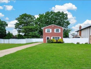 60 Lincoln Avenue, Deer Park, NY 11729