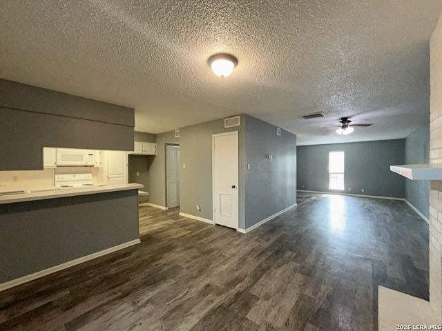 8731 Tradewind Dr, Windcrest, TX 78239