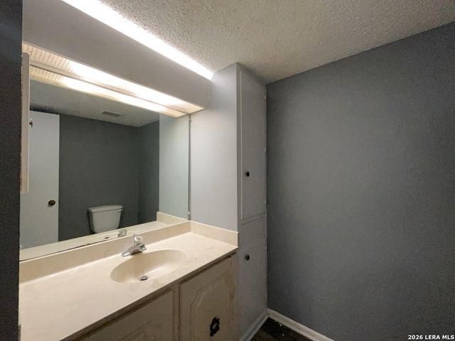 8731 Tradewind Dr, Windcrest, TX 78239