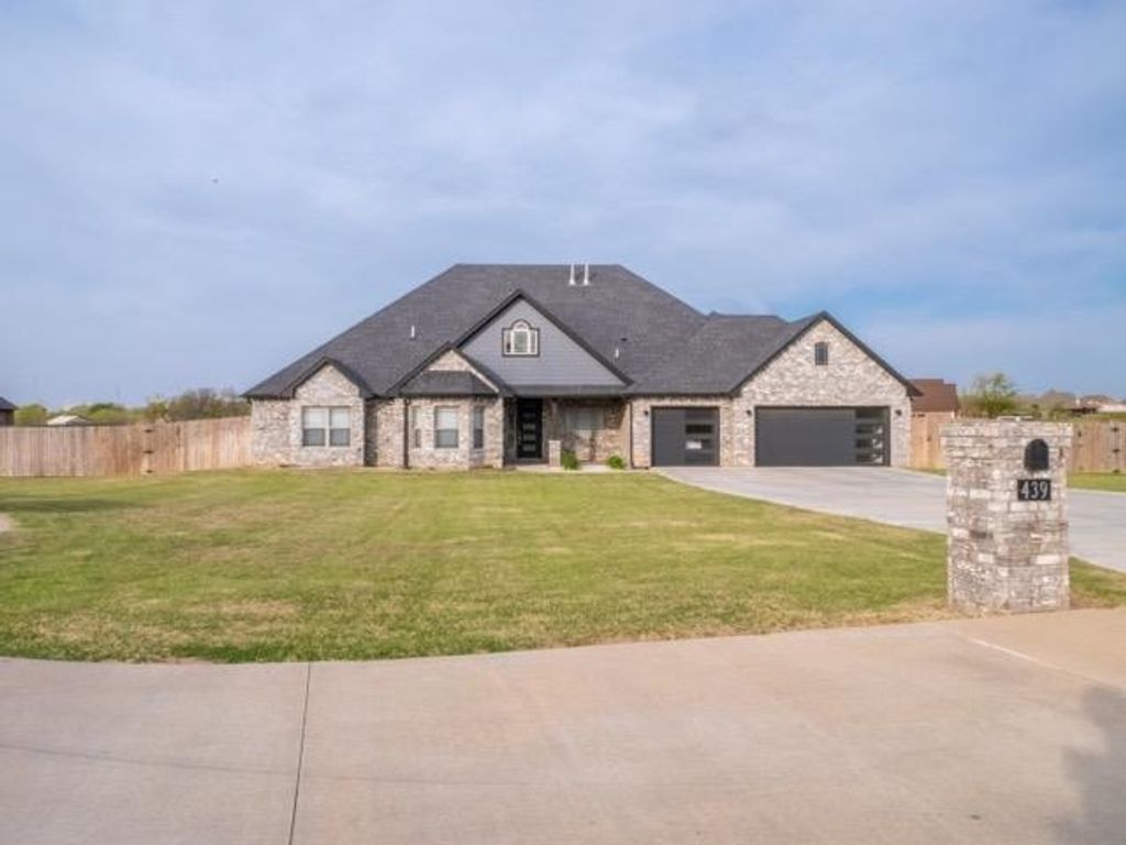 439 Spring Creek Cir, Lawton, OK 73505