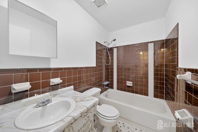 21 Highview Drive, Woodbridge Proper, NJ 07095