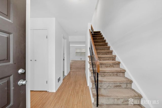 21 Highview Drive, Woodbridge Proper, NJ 07095