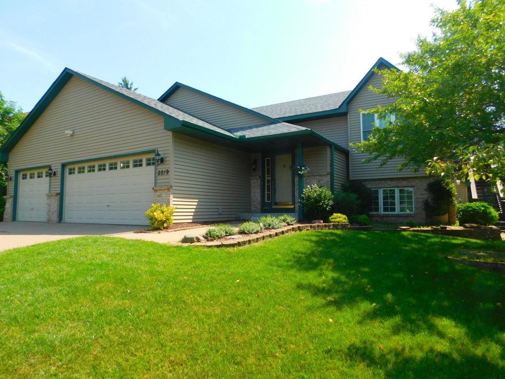 2219 Grafton Avenue N, Oakdale, MN 55128