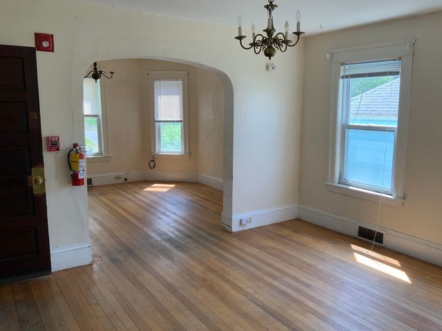 135 Cohasset St, Worcester, MA 01604