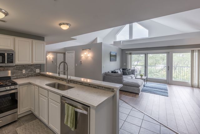 1111 Burlington Avenue 422, Lisle, IL 60532