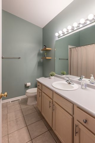 1111 Burlington Avenue 422, Lisle, IL 60532