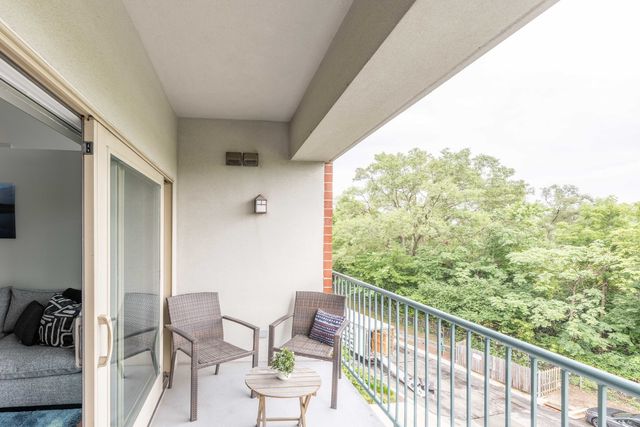1111 Burlington Avenue 422, Lisle, IL 60532