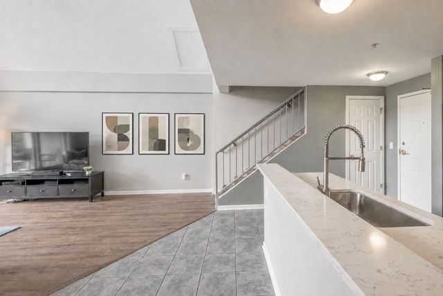 1111 Burlington Avenue 422, Lisle, IL 60532