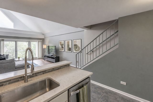 1111 Burlington Avenue 422, Lisle, IL 60532