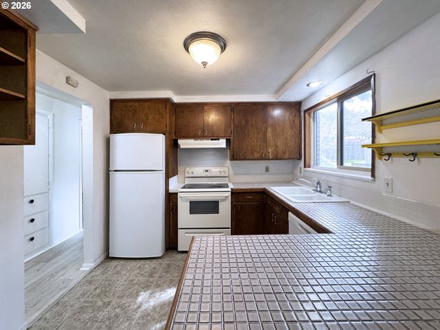 1180 E 37TH Ave, Eugene, OR 97405