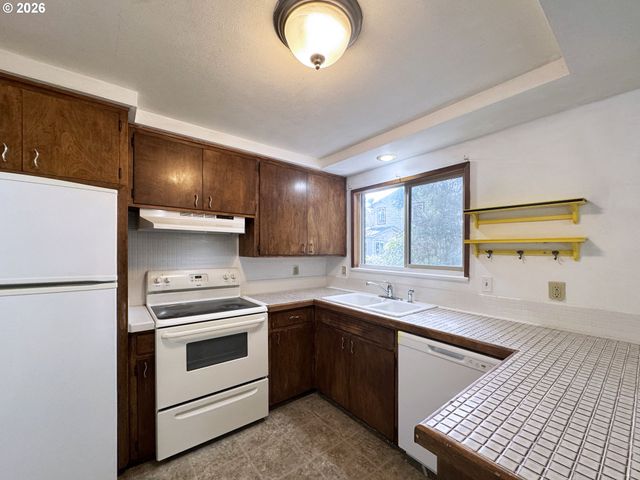 1180 E 37TH Ave, Eugene, OR 97405