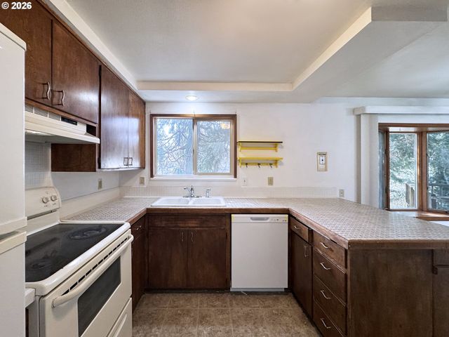 1180 E 37TH Ave, Eugene, OR 97405