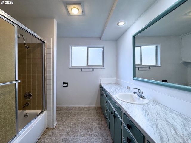 1180 E 37TH Ave, Eugene, OR 97405