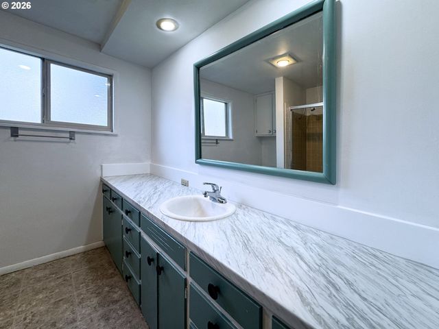 1180 E 37TH Ave, Eugene, OR 97405