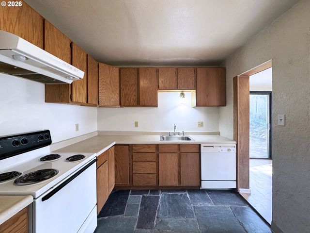 1180 E 37TH Ave, Eugene, OR 97405