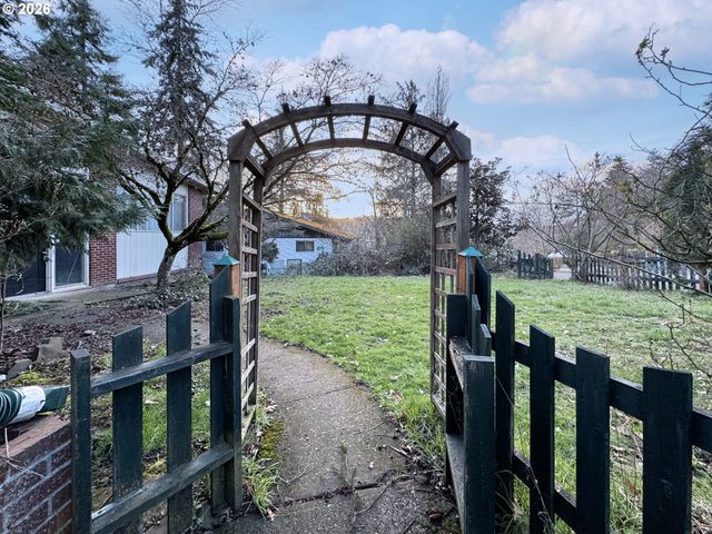 1180 E 37TH Ave, Eugene, OR 97405