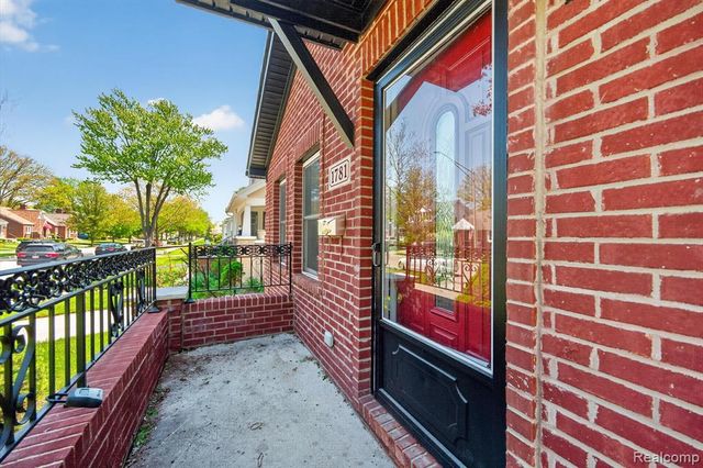 1781 Brys Drive, Grosse Pointe Woods, MI 48236
