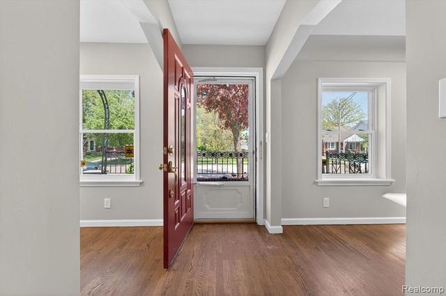 1781 Brys Drive, Grosse Pointe Woods, MI 48236