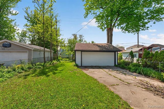 1781 Brys Drive, Grosse Pointe Woods, MI 48236