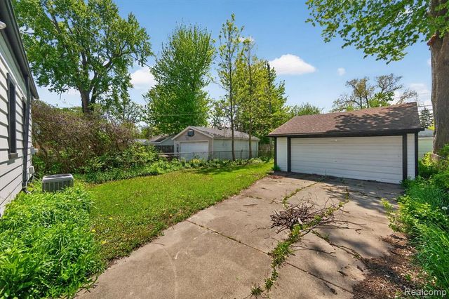 1781 Brys Drive, Grosse Pointe Woods, MI 48236