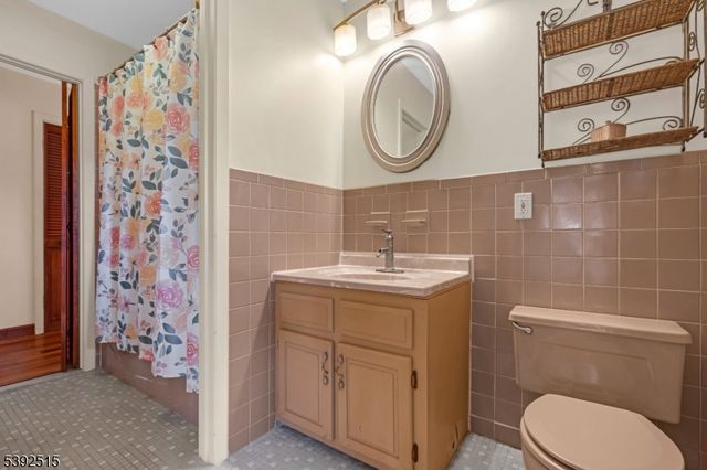 2 Oneida Ave, Hopatcong Boro, NJ 07843