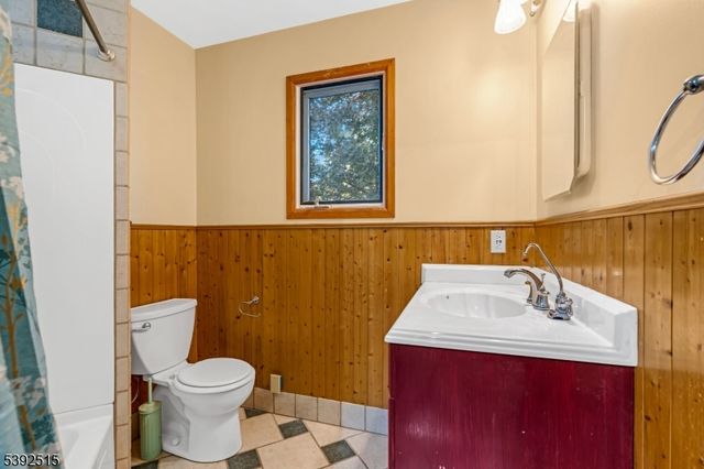 2 Oneida Ave, Hopatcong Boro, NJ 07843