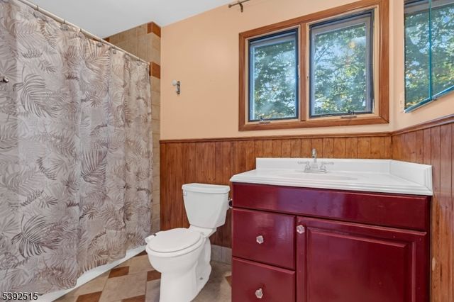 2 Oneida Ave, Hopatcong Boro, NJ 07843