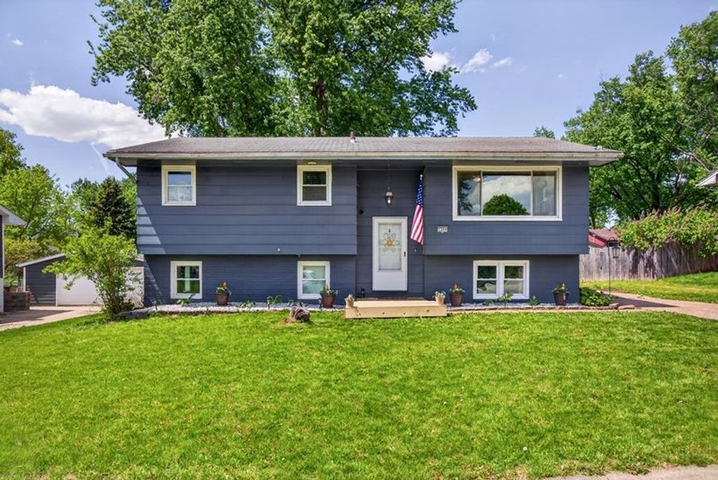 1305 Meadow Drive, Norwalk, IA 50211