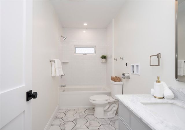 31 Prescott Hall Road, Newport, RI 02840