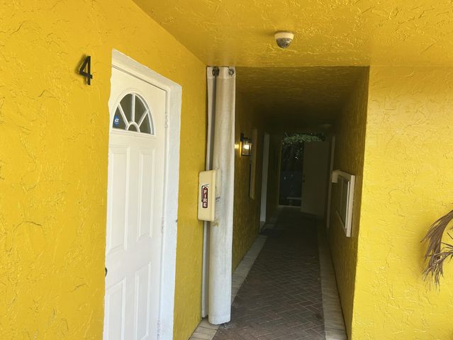 51 NE 24th Street 4, Wilton Manors, FL 33305