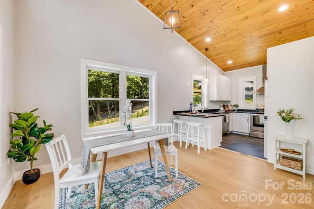 19 Sassafras Valley Road, Swannanoa, NC 28778