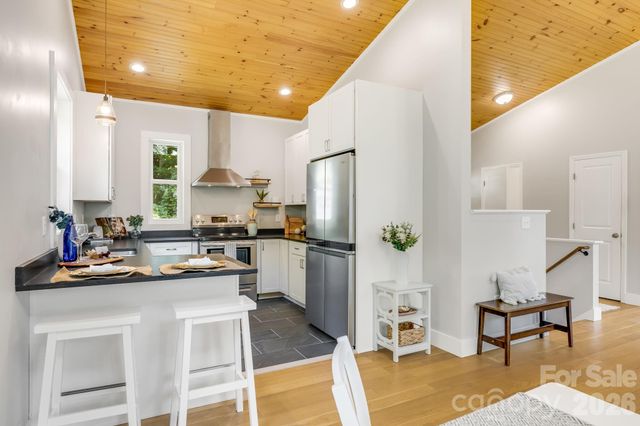 19 Sassafras Valley Road, Swannanoa, NC 28778