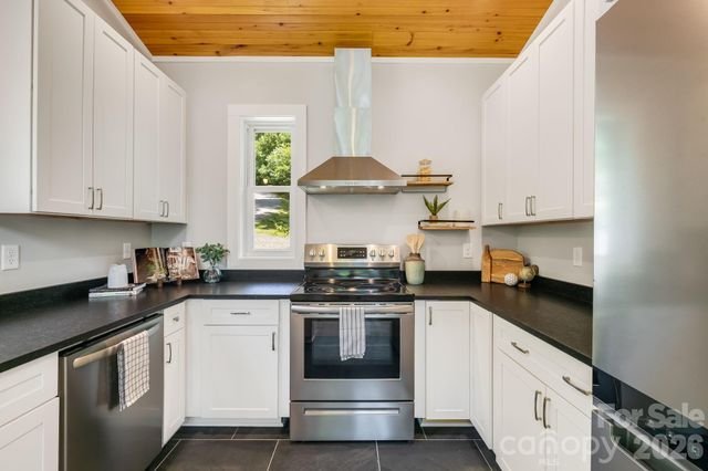 19 Sassafras Valley Road, Swannanoa, NC 28778