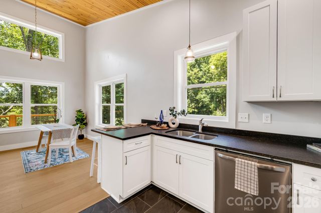 19 Sassafras Valley Road, Swannanoa, NC 28778