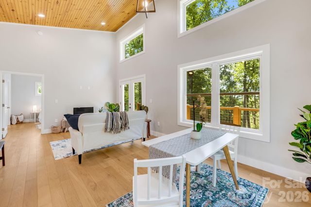 19 Sassafras Valley Road, Swannanoa, NC 28778