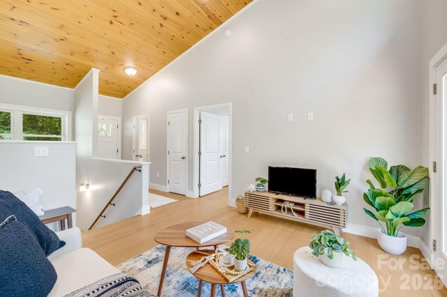 19 Sassafras Valley Road, Swannanoa, NC 28778
