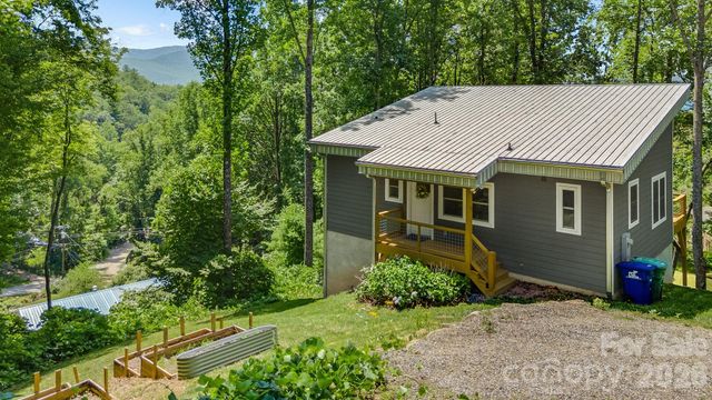 19 Sassafras Valley Road, Swannanoa, NC 28778