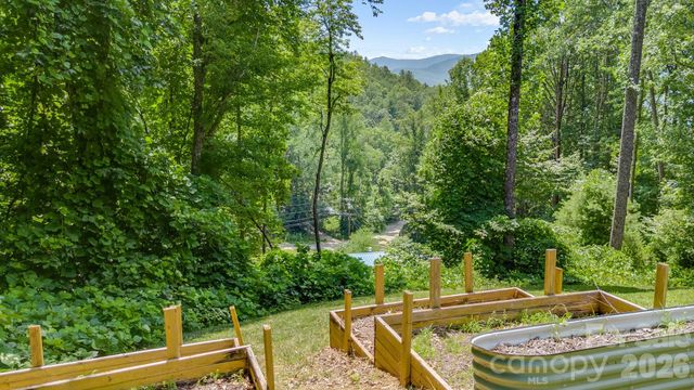 19 Sassafras Valley Road, Swannanoa, NC 28778