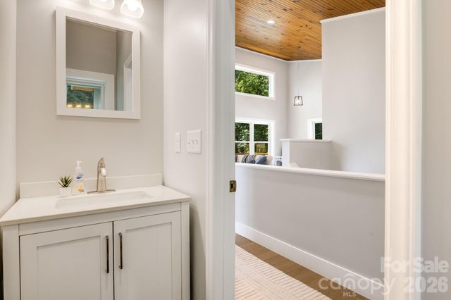 19 Sassafras Valley Road, Swannanoa, NC 28778