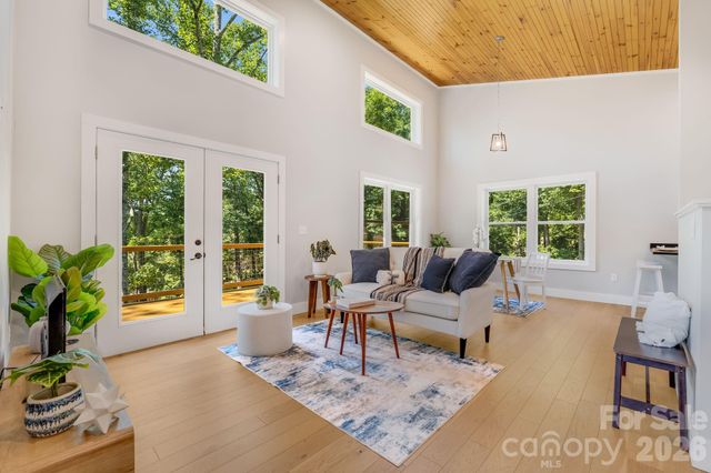 19 Sassafras Valley Road, Swannanoa, NC 28778
