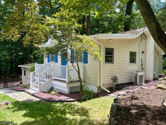 37 Highland Rd, Bloomingdale Boro, NJ 07403