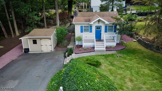 37 Highland Rd, Bloomingdale Boro, NJ 07403