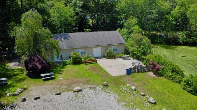 37 Highland Rd, Bloomingdale Boro, NJ 07403