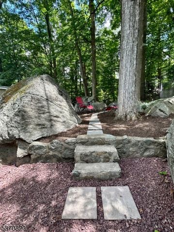 37 Highland Rd, Bloomingdale Boro, NJ 07403