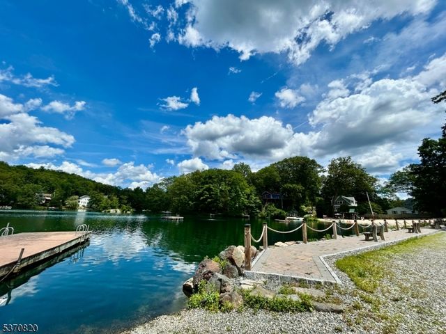 37 Highland Rd, Bloomingdale Boro, NJ 07403