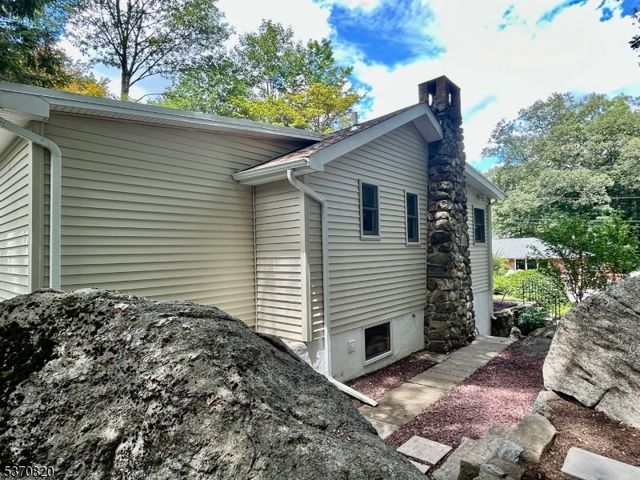 37 Highland Rd, Bloomingdale Boro, NJ 07403